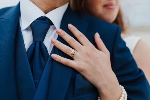 Fotografia de pós casamento mostrando um casal elegante  exibindo a aliança de casamento. Ideal para sites de fotografia de casamento,  aliança de casamento, fotógrafo de casamentos rui costa freire Photography, praia de Mira'