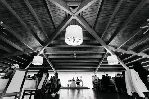 Fotografia de casamento em preto e branco, capturando noivos na mesa na quinta das janelas. sites de fotografia de eventos. Fotógrafo de casamentos, casamentos em Coimbra, rui costa freire Photography de Cantanhede'
