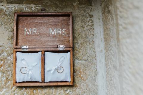 Caixa de madeira com duas alianças de casamento douradas, fotografia de casamento, alianças de casamento, fotografia de casamento, otógrafo de casamentos, rui costa freire Photography, casamento em Coimbra'