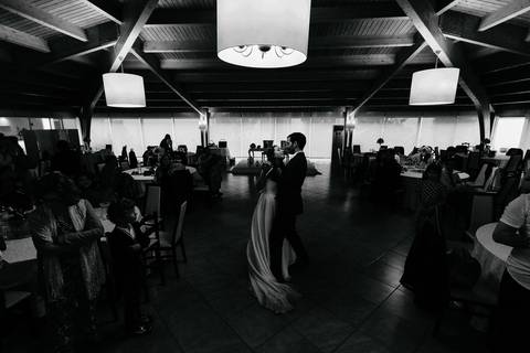 Fotografia de casamento em preto e branco, capturando  os noivos na   primeira dança com convidados ao fundo. Atmosfera romântica nesta fotografia de casamento feita por Rui Costa Freire Photography num casamento civil na quinta das janelas em Coimbra '