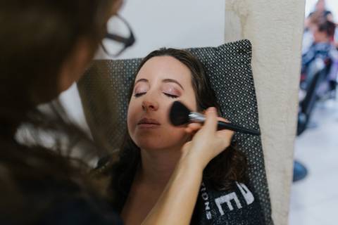 Fotografia de maquilhadora profissional a aplicar maquilhagem numa noiva. para sites de fotografia de casamento, maquilhagem de noiva, fotografia de casamento, preparação para casamento, sessão de fotos de casamento., quinta das Janelas'