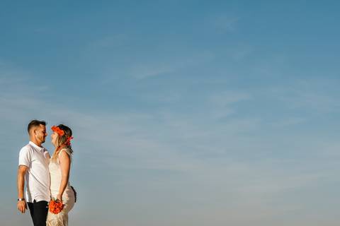 Sessão de solteiros na Praia da Tocha ao pôr do sol, captando momentos únicos e naturais do casal. Fotografia pré-casamento na praia, fotografia descontraída e autêntica em cenários naturais de Portugal.'