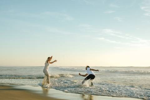 Casal divertido brinca na praia ao pôr do sol numa atmosfera descontraída e romântica. fotógrafo de casamento, sessão fotográfica na praia, pôr do sol, praia da tocha, momentos espontâneos, fotógrafo de casamento, rui costa freire photography
'