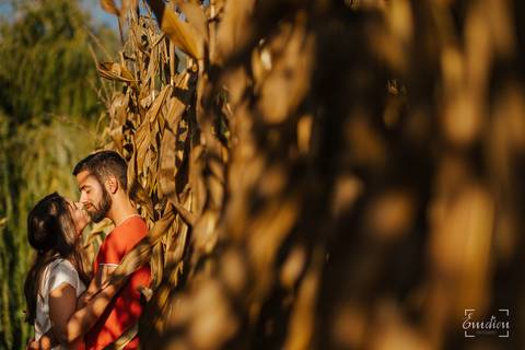 Fotógrafo de casamentos em Coimbra, Leiria, Aveiro.
Fotografia documental de casamento. Fotografia com emoção, paixão e sem poses. Imagens verdadeiras e cheias de amor.
Fotografamos em todo o país. Sessão Solteiros na Praia de Mira e em Fermentelos.'