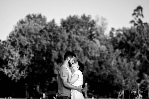 Fotógrafo de casamentos em Coimbra, Leiria, Aveiro.
Fotografia documental de casamento. Fotografia com emoção, paixão e sem poses. Imagens verdadeiras e cheias de amor.
Fotografamos em todo o país. Sessão Solteiros na Praia de Mira e em Fermentelos.'