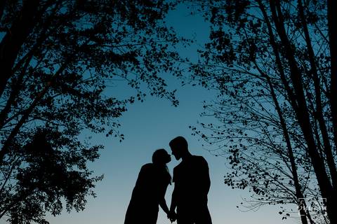 Fotógrafo de casamentos em Coimbra, Leiria, Aveiro.
Fotografia documental de casamento. Fotografia com emoção, paixão e sem poses. Imagens verdadeiras e cheias de amor.
Fotografamos em todo o país. Sessão Solteiros na Praia de Mira e em Fermentelos.'