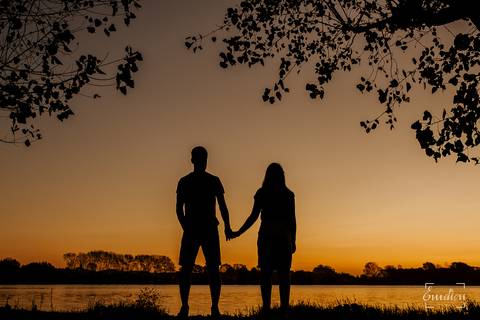 Fotógrafo de casamentos em Coimbra, Leiria, Aveiro.
Fotografia documental de casamento. Fotografia com emoção, paixão e sem poses. Imagens verdadeiras e cheias de amor.
Fotografamos em todo o país. Sessão Solteiros na Praia de Mira e em Fermentelos.'