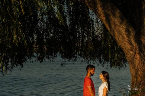 Fotógrafo de casamentos em Coimbra, Leiria, Aveiro.
Fotografia documental de casamento. Fotografia com emoção, paixão e sem poses. Imagens verdadeiras e cheias de amor.
Fotografamos em todo o país. Sessão Solteiros na Praia de Mira e em Fermentelos.'