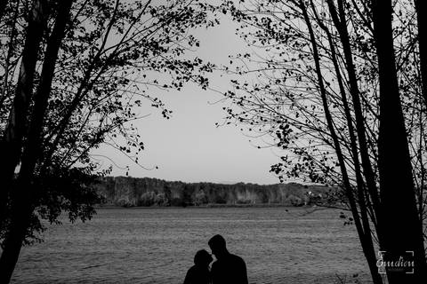 Fotógrafo de casamentos em Coimbra, Leiria, Aveiro.
Fotografia documental de casamento. Fotografia com emoção, paixão e sem poses. Imagens verdadeiras e cheias de amor.
Fotografamos em todo o país. Sessão Solteiros na Praia de Mira e em Fermentelos.'