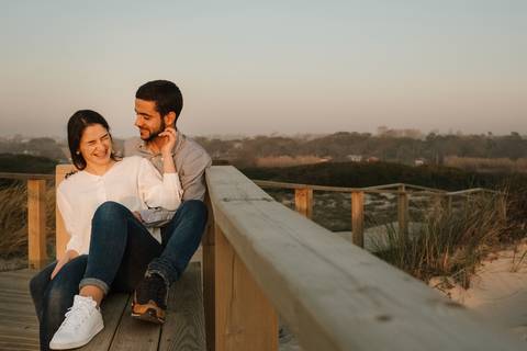 Fotógrafo de casamentos em Coimbra, Leiria, Aveiro.
Fotografia documental de casamento. Fotografia com emoção, paixão e sem poses. Imagens verdadeiras e cheias de amor.
Fotografamos em todo o país. Sessão Solteiros na Praia de Mira e em Fermentelos.'