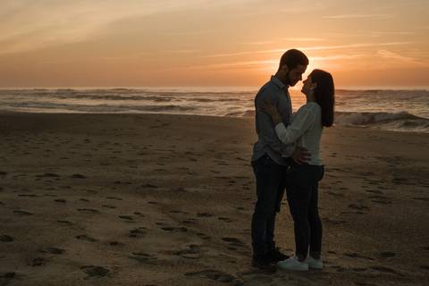 Fotógrafo de casamentos em Coimbra, Leiria, Aveiro.
Fotografia documental de casamento. Fotografia com emoção, paixão e sem poses. Imagens verdadeiras e cheias de amor.
Fotografamos em todo o país. Sessão Solteiros na Praia de Mira e em Fermentelos.'