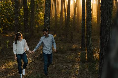 Fotógrafo de casamentos em Coimbra, Leiria, Aveiro.
Fotografia documental de casamento. Fotografia com emoção, paixão e sem poses. Imagens verdadeiras e cheias de amor.
Fotografamos em todo o país. Sessão Solteiros na Praia de Mira e em Fermentelos.'