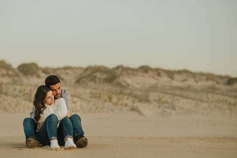 Fotógrafo de casamentos em Coimbra, Leiria, Aveiro.
Fotografia documental de casamento. Fotografia com emoção, paixão e sem poses. Imagens verdadeiras e cheias de amor.
Fotografamos em todo o país. Sessão Solteiros na Praia de Mira e em Fermentelos.'