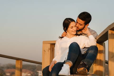 Fotógrafo de casamentos em Coimbra, Leiria, Aveiro.
Fotografia documental de casamento. Fotografia com emoção, paixão e sem poses. Imagens verdadeiras e cheias de amor.
Fotografamos em todo o país. Sessão Solteiros na Praia de Mira e em Fermentelos.'