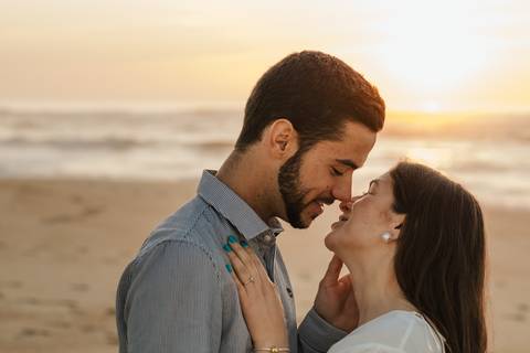Fotógrafo de casamentos em Coimbra, Leiria, Aveiro.
Fotografia documental de casamento. Fotografia com emoção, paixão e sem poses. Imagens verdadeiras e cheias de amor.
Fotografamos em todo o país. Sessão Solteiros na Praia de Mira e em Fermentelos.'