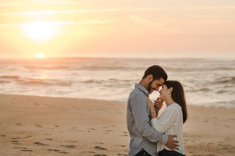 Fotógrafo de casamentos em Coimbra, Leiria, Aveiro.
Fotografia documental de casamento. Fotografia com emoção, paixão e sem poses. Imagens verdadeiras e cheias de amor.
Fotografamos em todo o país. Sessão Solteiros na Praia de Mira e em Fermentelos.'