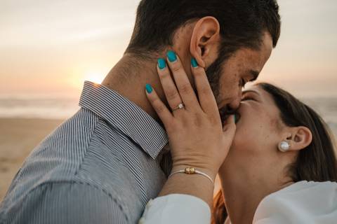 Fotógrafo de casamentos em Coimbra, Leiria, Aveiro.
Fotografia documental de casamento. Fotografia com emoção, paixão e sem poses. Imagens verdadeiras e cheias de amor.
Fotografamos em todo o país. Sessão Solteiros na Praia de Mira e em Fermentelos.'