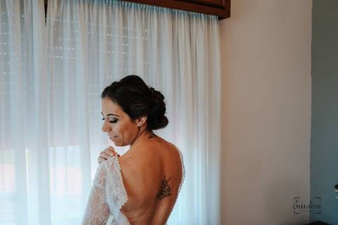 noiva veste o vestido mostrando a tatuagem que tem nas costas'