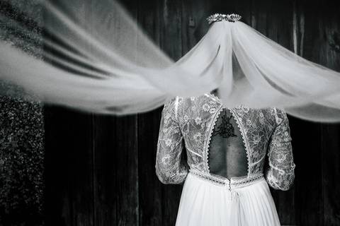 noiva de costas a mostrar a abertura do vestido e a tatuagem nas costas'