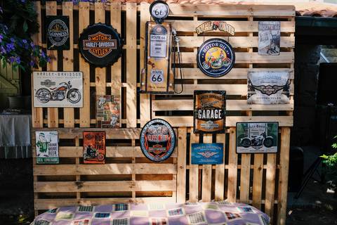 parede de paletas de madeira com placas com referências motards'