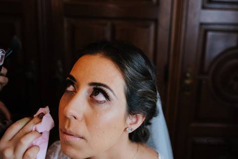 maquilhada limpa lágrima da noiva que está emocionada'