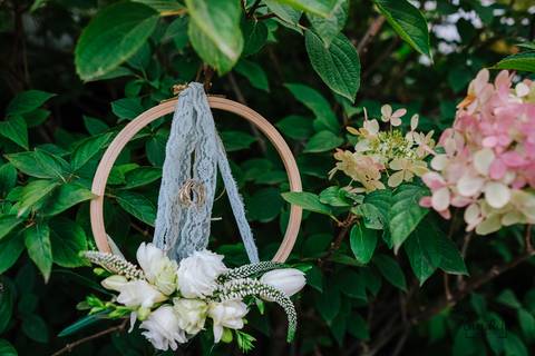 alianças dos noivos no meio de arbusto e flores do jardim'