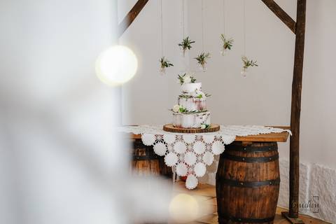 bolo dos noivos em mesa feita em cima de pipas na quinta da torre'