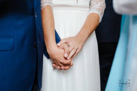 noivos de mãos dadas depois de trocarem alianças'