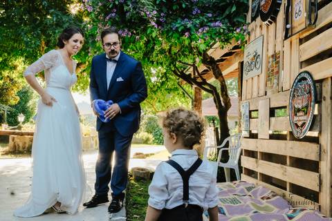 noivos sorriem para o filho no jardim da quinta da torre'