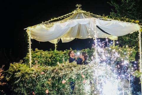 noivos cortam o bolo com fogo de artifício na quinta da torre'