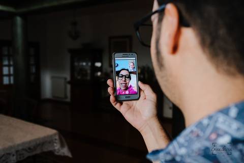 noivo fala com a noiva por videochamada ao início do dia'