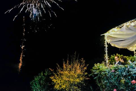 noivos comem bolo e brindam com fogo de artifício na quinta da torre'
