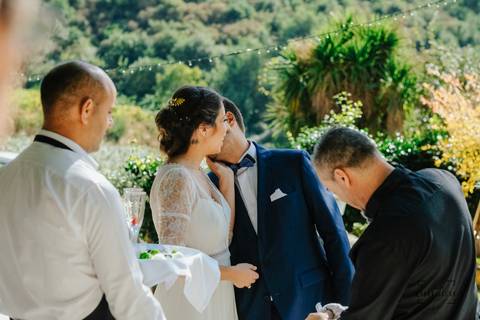 noiva beija a noiva depois de entrarem na quinta'