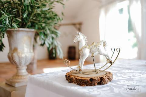 cavalo de baloiço a decorar mesa dos noivos na quinta da torre'