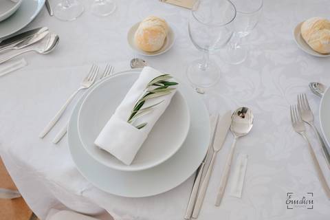 arranjo dos pratos numa das mesas dos convidados na quinta da torre'