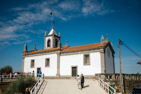 igreja num dia de muito sol com os convidados a chegar'