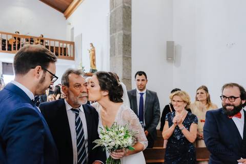 noiva beija o pai quando ela a entrega ao noivo no altar'