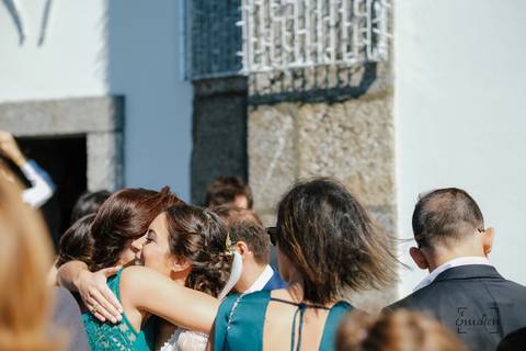 noiva abraça amiga depois de sair da igreja'