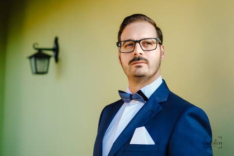 noivo faz pose para fotografia depois de se preparar'