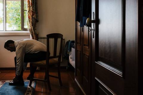 noivo sentado a calçar os sapatos'