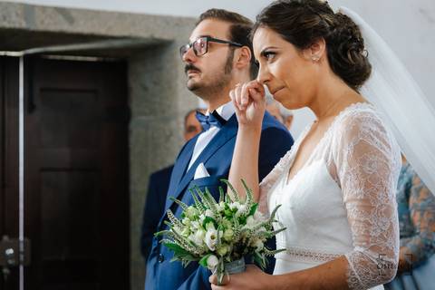 noiva chora quando chega junto do noivo no altar'