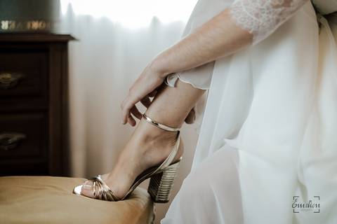 noivo aperta o sapato em cima da cadeira'