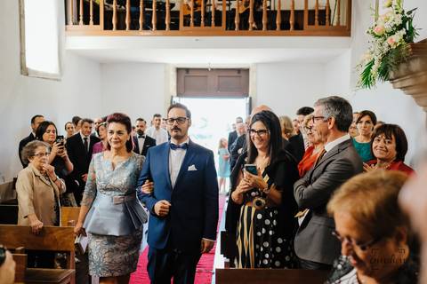 entrada do noivo na igreja acompanhado pela mãe'