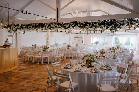 vista do interior do salão na quinta da torre'