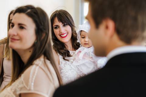 mãe pega na criança ao colo na igreja'