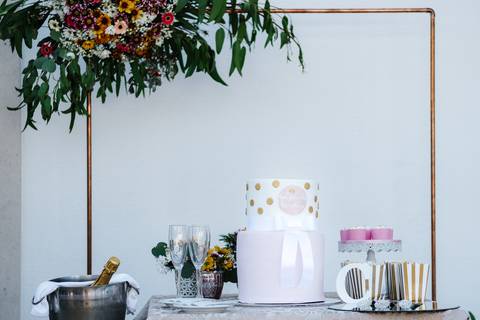 mesa para o corte do bolo de baptizado'