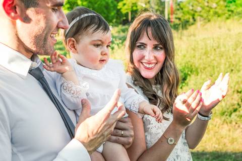 no dia do baptizado os pais batem palmas com a criança'