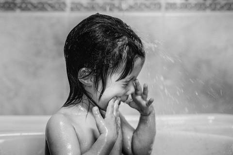 criança a tomar banho na banheira'