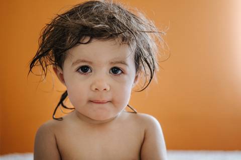 criança despenteada depois do banho'