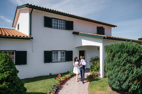 no dia do baptizado os pais saem de casa com a criança ao colo'